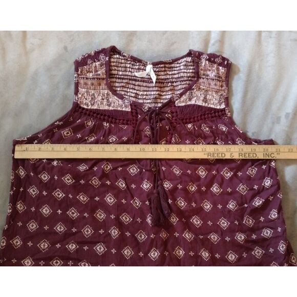 Live 4 Truth Blouse Sleeveless Maroon with Geometric Pattern Crochet Details - Picture 5 of 10